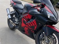 mes carénages ont l'air trop cool ! Non seulement mon vélo est superbe. super avec la communication. J'ai été informé de chaque étape et l'expédition a été super rapide.